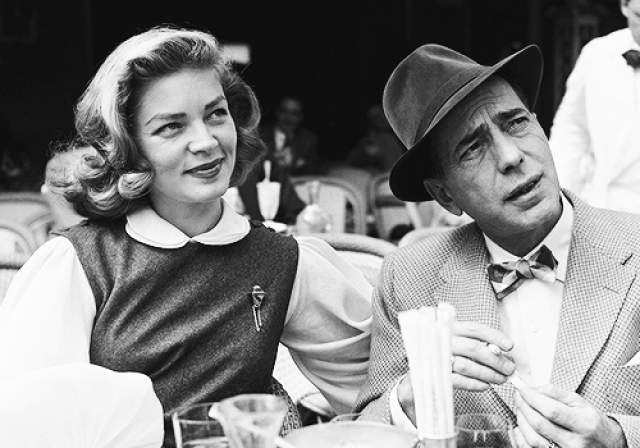 Лорен Бэколл и Хамфри Богарт. Знакомство 19-летней девушки и 45-летнего опытного мужчины состоялось в 1944 году во время съемок фильма "Иметь и не иметь". Сцена, в которой Бэколл учит Богарта свистеть, являет собой начало романтических отношений актеров.