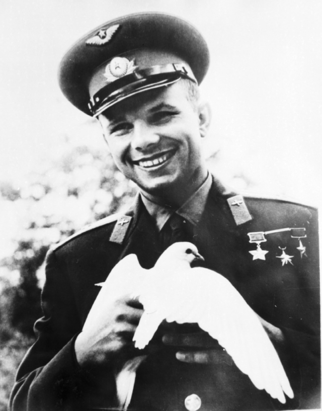 В 1964 году Гагарин стал заместителем начальника Центра подготовки космонавтов. Он также вел большую общественно-политическую работу, являясь депутатом Верховного Совета СССР.