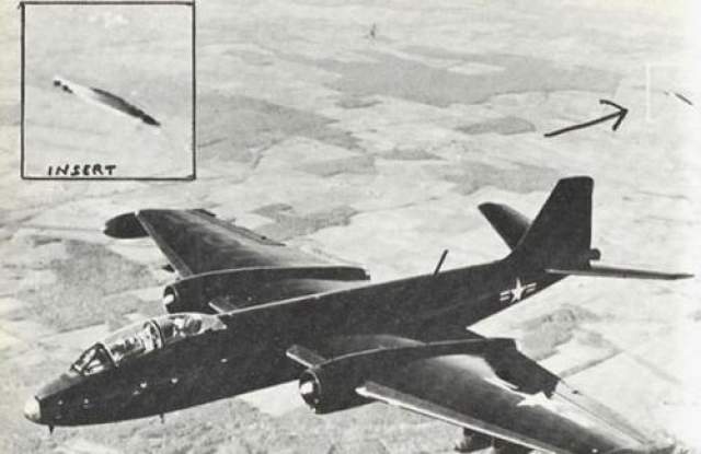 Калифорния, 1957 год  В сентябре 1957 года эта фотография была сделана пилотом-испытателем неподалеку от военной аэровоздушной базы Edward Air Force Base в Калифорнии. Кажется, что за самолетом В-47 находится неопознанный летающий объект. 
