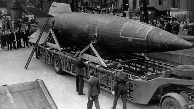 Тогда же Бухенвальд стал одним из центров создания ракет "Фау-2", на производство которых к началу 1944 года было брошено 42 тысячи узников.