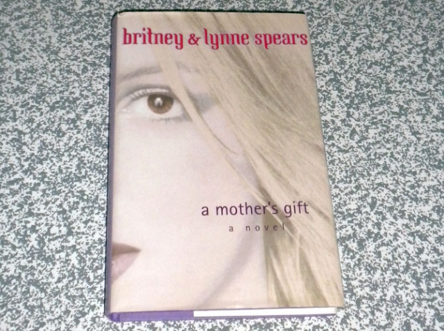 В 2001 году Бритни и ее мама Линн написала первый роман "Подарок Матери", в котором рассказывается о маленькой девочке из маленького городка, которая переехала в большой город, добилась успеха, но осталась собой.