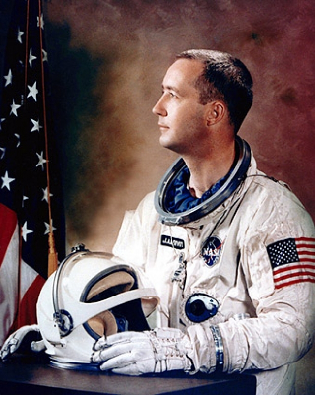 Джеймс Макдивитт 3 июня 1965 года совершил первый пилотируемый полет на "Джемини-4" и зафиксировал: "Я посмотрел в иллюминатор и увидел на фоне черного неба белый шарообразный объект. Он резко изменял направление полета".