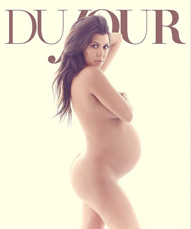 Кортни Кардашьян. Сестра скандальной Ким в "беременных" фотосессиях пошла даже дальше нее, полностью оголившись для Dujour Magazine.