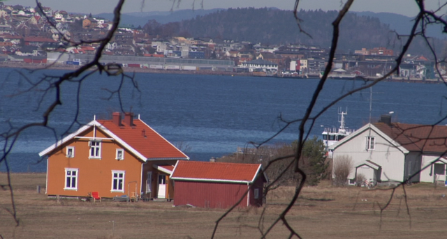 Другая норвежская тюрьма - Бастой - считается самой экологичной. Здесь нет отбоев или времени подъема, заключенные могут жить в удобном для них режиме. В качестве тюремных номеров используются небольшие коттеджи, расположенные на природе. 