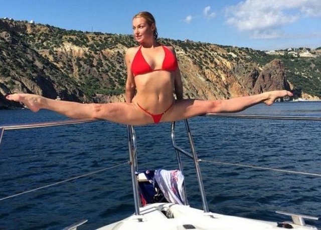 Анастасия Волочкова. Бывшая балерина, пожалуй, является королевой скандала в российском Инстаграм. Ее “фирменной фишкой” являются откровенные шпагаты, которые она делает то тут, то там.