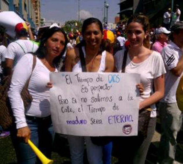 Генезис принимала участие в уличном митинге за отставку Николаса Мадуро и его правительства, поскольку была недовольна текущей ситуацией в стране.