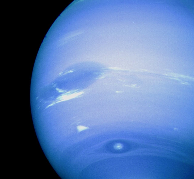 Темное пятно и облака на Нептуне.