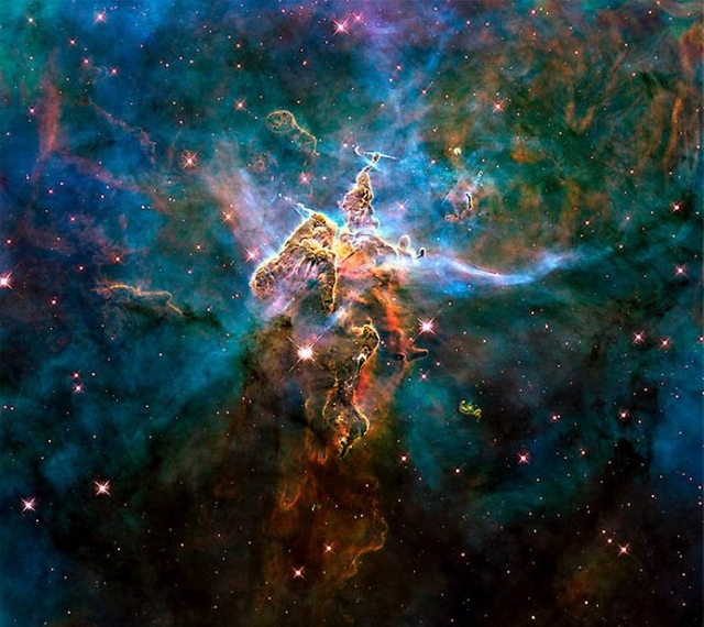 Облака пылающего водорода в области формирования звезды IC 1396. Звездный газ создает фантастическую цветную картину, в реальность которой сложно поверить.