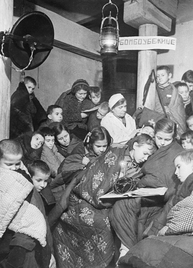 Дети в бомбоубежище во время налета вражеской авиации.