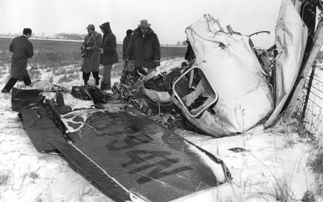 Удар о землю произошел на скорости около 270 км/ч, самолет при этом имел правый крен. После крушения он проскользил еще 170 м по замерзшей земле и остановился возле проволочной ограды.