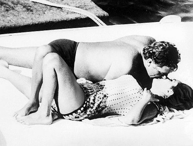 Элизабет Тейлор и Ричарда Бертона папарацци застукали 25 июня 1962 года. На тот момент оба были в браке, поэтому снимок вызвал большой скандал.