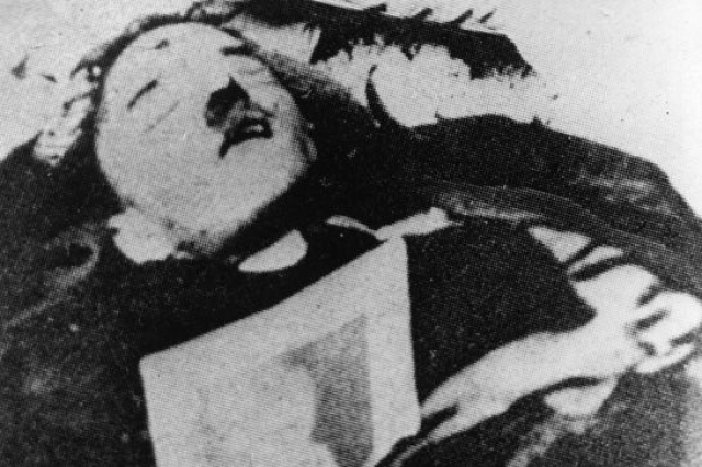 Согласно первой версии, основанной на показаниях личного камердинера Гитлера, Линге, фюрер и Ева Браун выстрелили в себя в 15.30. Существует даже фото тела Гитлера со следом от пули, подлинность которого под вопросом.