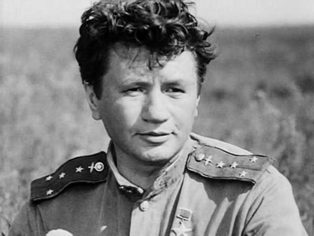 Леонид Быков. Актер и режиссер скончался в 1979 году. Быков возвращался домой со своей дачи под Киевом.