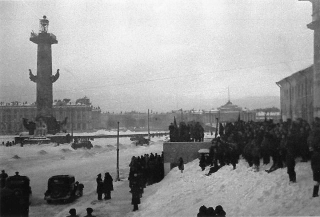 Жители Ленинграда у здания биржи встречают новость о снятии блокады города. Январь 1944 года.