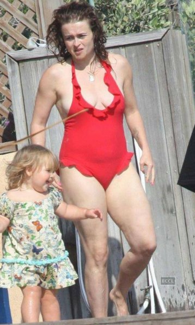 Актриса Хелена Бонэм-Картер на отдыхе с детьми также не была готова к фотосессии.