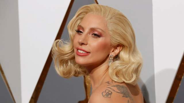 Еще одна хитрость Голливуда - парики на сетке. Именно благодаря им звезды могут часто менять образ, причем довольно кардинально. Ими пользуется, например, Леди Гага . Парик выдает ровная линия волос на границе со лбом.