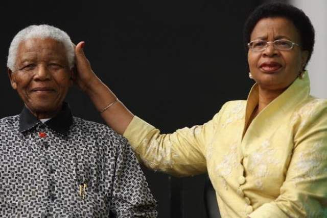 Плюс ко всему он встретил новую любовь, ради которой развелся и вновь стал мужем аж в 80 лет! Его новой любовью стала 54-летняя Мария де Граса Машел, вдова президента Мозамбика.