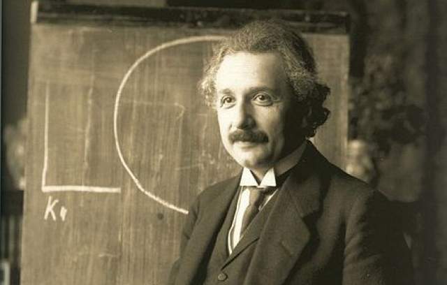 Альберт Эйнштейн. Гений математики и физики стал прообразом настоящего профессора, благодаря своим растрепанным волосам и густым усам.