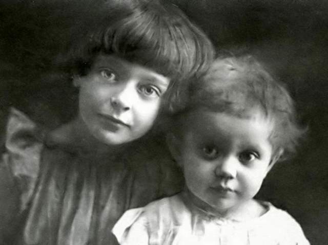 В 1919 году мать отдала обеих дочерей в приют, чтобы в сложный год девочки жили не в голоде. При этом Ирине было всего два года. При этом и в приюте в Кунцево девочки недоедали и были лишены внимания и заботы.