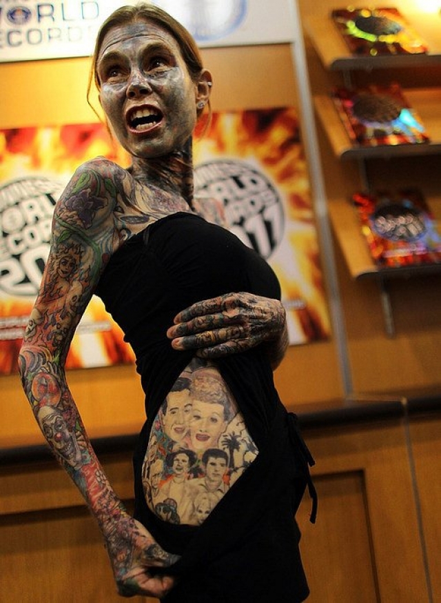 Для того, чтобы скрыть свою нелицеприятную внешность, Джулия начала наносить на тело татуировки. Через 10 лет она попала в книгу рекордов Гиннеса как самая татуированная женщина в мире.