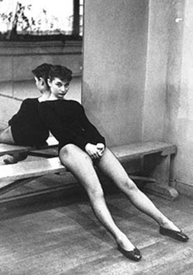 В 1948 Одри приезжает в Лондон и начинает брать уроки танца у прославленной Мари Рамберт. Рамперт заверила ее, что она может продолжать работать и будет иметь успех как балерина. Но рост Хепберн (примерно 1 м 70 см) в сочетании с хроническим недоеданием во время войны не позволит ей стать прима-балериной.