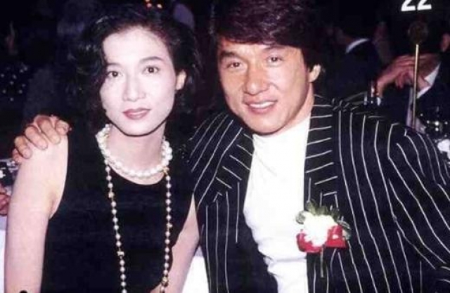В 1999 году в СМИ появляется информация о внебрачной дочери актера, которую родила актриса Элейн У Цили. Однако сам Джеки Чан отрицает свое отцовство.