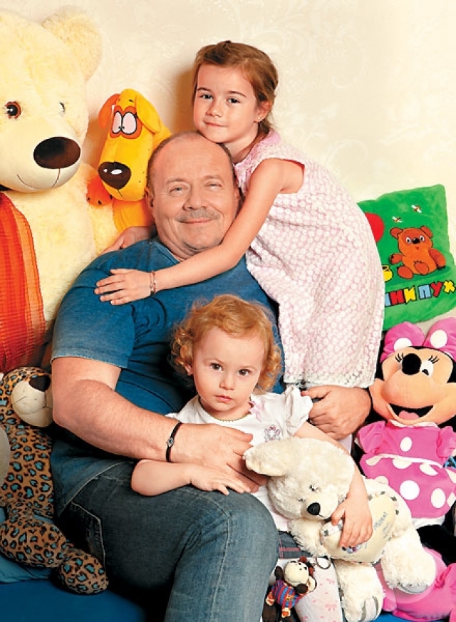 В 2009 году у супругов родилась дочка Ирина, а в 2012 году у Алексея и Анны родилась вторая девочка — Софья.