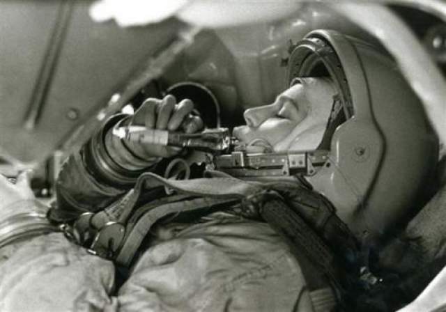 Валентина Терешкова в тренажере космического корабля "Восток". Автор: Симонов Борис, 1963 год 