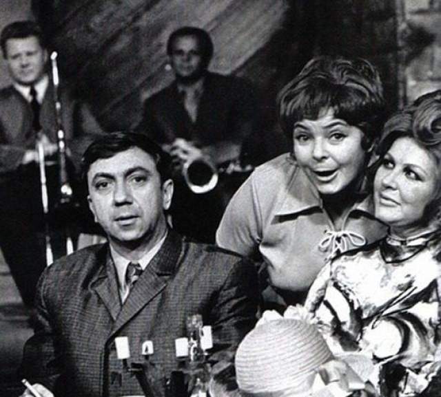Кабачок "13 стульев" — юмористическая передача советского телевидения, действие которой по сюжету происходило в польском ресторанчике. Всего за время существования программы в ней играли роли 50 основных актеров.