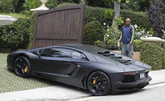 Канье Уэст. Рэпер предпочитал суперкар Lamborghini Aventador, который обошелся звезде почти в $750 тысяч, пока не разбил его о ворота.