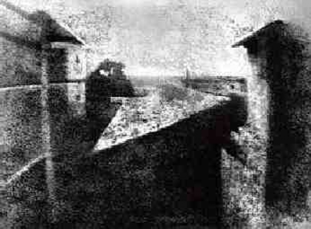 А вот так выглядел первый фотоснимок: вид из окна был снят  в 1826 году, снимок делался 8 часов при ярком солнечном освещении.