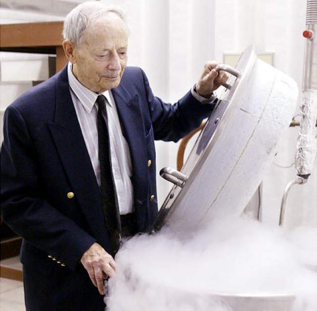 Тело 92-летнего ученого подверглось криоконсервации в его же Институте Крионики посредством помещения в жидкий азот.