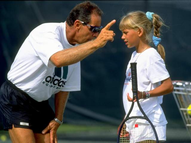 В 10 лет Анне ввиду ее заслуг предложили стипендию теннисной академии Ника Боллетьери, которая находится в Брадентоне, штат Флорида, США.