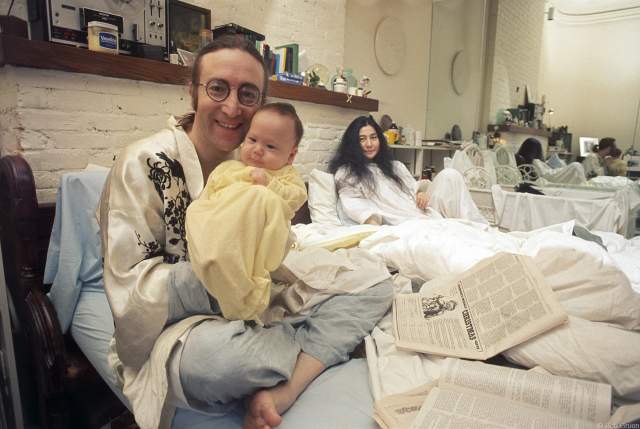 В 1975 году Йоко решила, что они готовы снова быть вместе, и в том же году у них родился сын Шон. Леннон решил притормозить карьеру, посвятив себя семье. Его пластинка вышла в 1980 году, а предыдущая - в 1971-м.