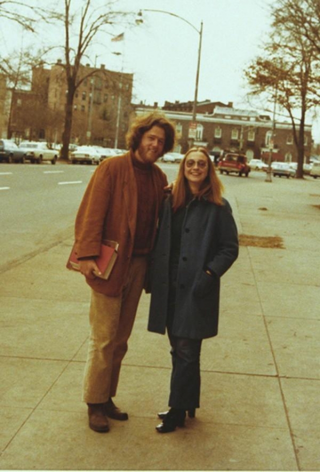 Билл Клинтон в Йельском университете, который он окончил в 1973 году, познакомился с Хиллари Родэм , на которой и женился 11 октября 1975 года.