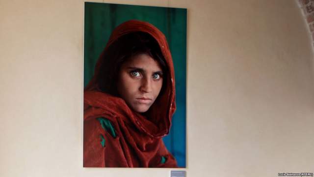 Только 17 лет спустя все узнали, что героиню зовут Шарбат Гула (Sharbat Gula). А тогда Гуле было около 12 лет. В январе 2002 года команда National Geographic во главе со Стивом Маккарри отправилась в Афганистан для того, чтобы найти девочку с фотографии. 