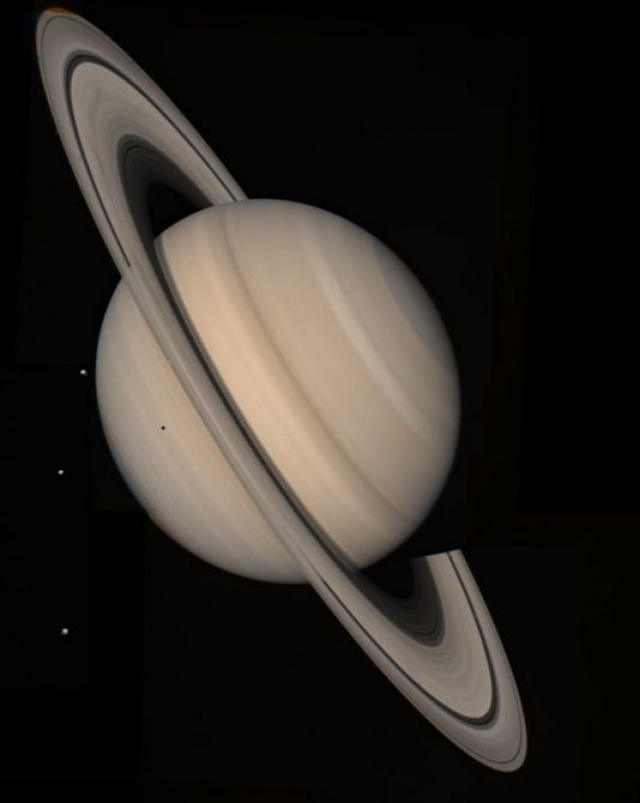 Сатурн и три его Луны.