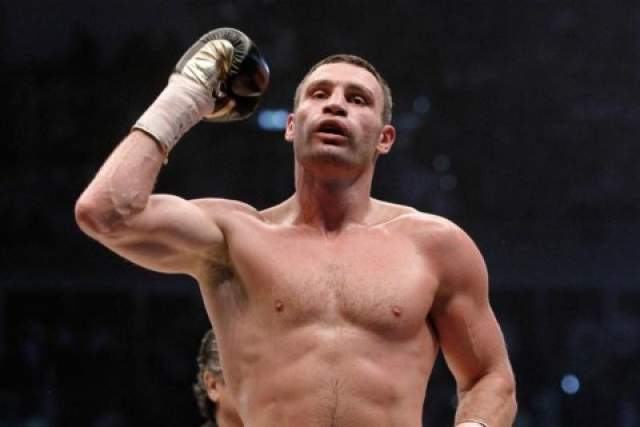 Политическую карьеру боксер начал еще будучи действующим спортсменом. В 2008 году, когда он со своим блоком принимал участие в выборах в городской совет Киева. 