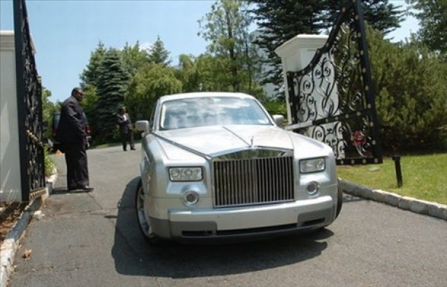 Лил Ким. Видимо, Ройсы популярны среди рэперов, у исполнительницы также Rolls Royce Phantom.