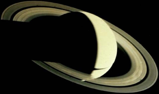 Изображение Сатурна с полным диском колец
