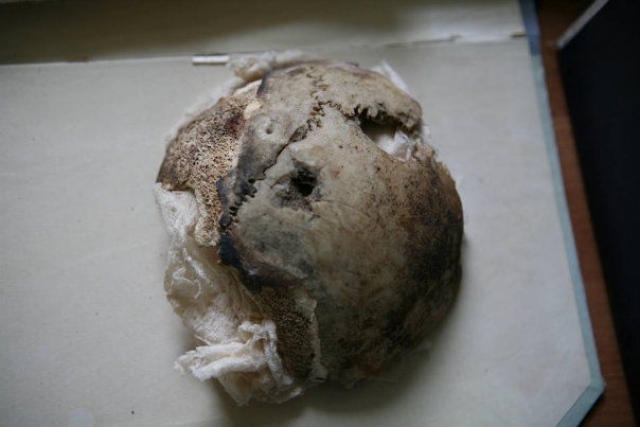При этом была найдена "левая теменная часть черепа с выходным пулевым отверстием".