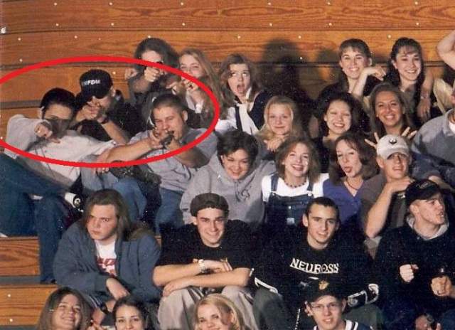 "Пли!". В апреле 1999 года старшеклассники из американской школы "Колумбайн" позировали для общего снимка. За общей веселостью двое парней, изображающих, будто направляют в камеру винтовку и пистолет, вряд ли обратили на себя внимание.