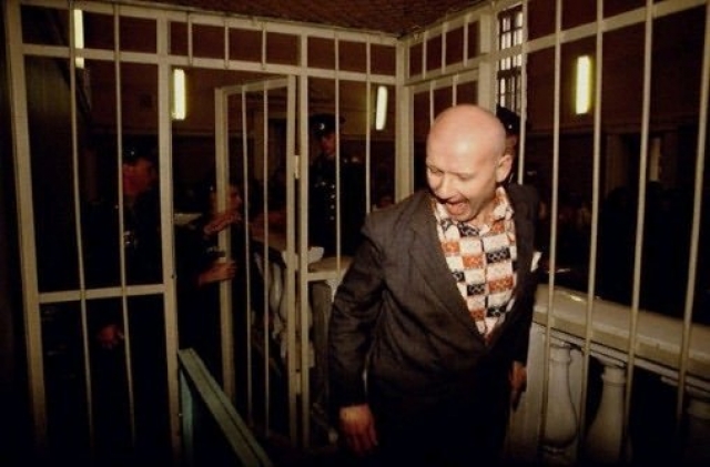 Находясь на суде, Чикатило был заперт в камеру, защищавшую его скорее от родственников жертв, нежели от побега.
