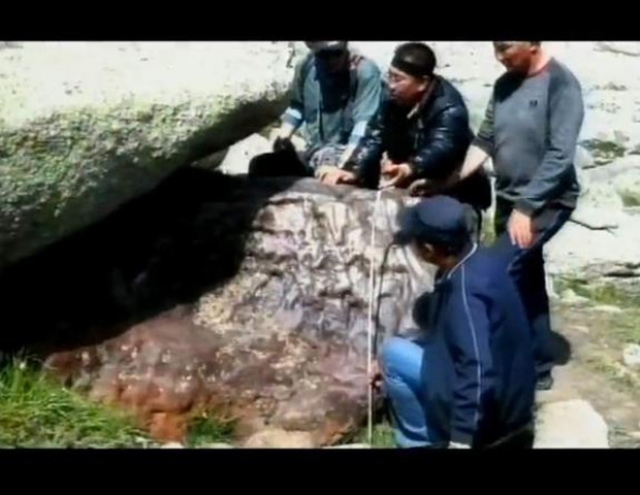 6. Метеорит Цзилинь (Гирин) В 1976 году в результате сильнейшего за последнее столетие метеоритного дождя на Землю в Китае упал каменный метеорит Цзилинь или Гирин. Его общая масса составляет 4 тонны.