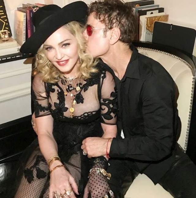 Мадонна встретила 2018 год в жаркой компании на вечеринке.