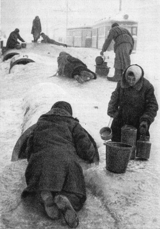 Обессиленные жители блокадного Ленинграда по дороге за водой.