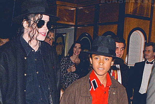 Майкл Джексон. В 1993 году на поп-короля обрушились громкие обвинения: 13-летний Джордан Чандлер, который был его фанатом и часто бывал у него на ранчо "Неверлэнд", по словам отца мальчика, признался, что певец заставлял его трогать свои гениталии.