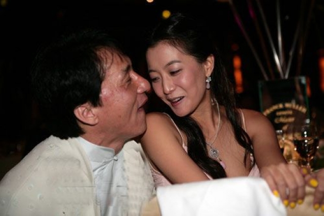 Джеки Чан . Со своей женой Линь Фэнцзяо актер познакомился, когда снимался в Тайване и прямо в съемочном павильоне он сделал предложение очаровательной молодой актрисе.