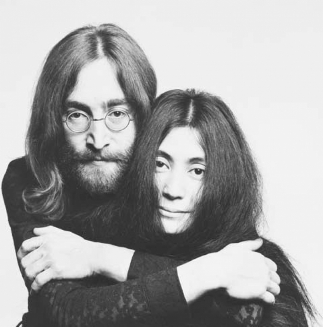 Джон Леннон и Йоко Оно. Японка, которую добрая часть фанатов Битлз обвиняет в развале их любимой группы, происходит из знатной японской семьи. На момент знакомства с Джоном она уже дважды была замужем, имела дочь.