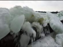 Устрашающее ледяное цунами в Канаде попало на видео